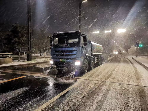 连夜作业 北京环卫凌晨出动多功能机械除雪车辆除雪 确保出行安全