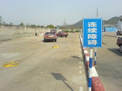 现实版生死时速!奔驰车定速巡航失灵,以时速120狂奔近1小时!|大华驾校