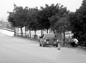 揭阳 一驾校教学点设在天桥上引发关注